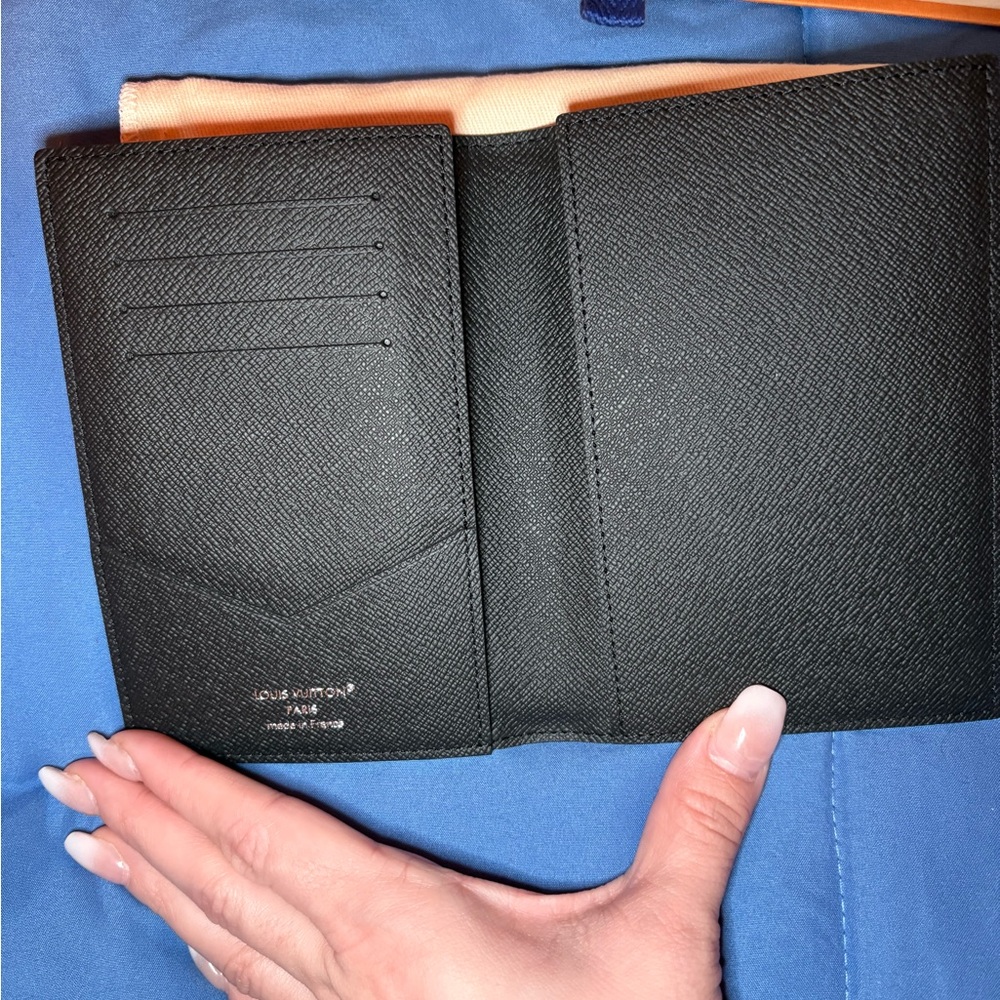Louis Vuitton passport cover monogram eclipse - Picture 2 of 4